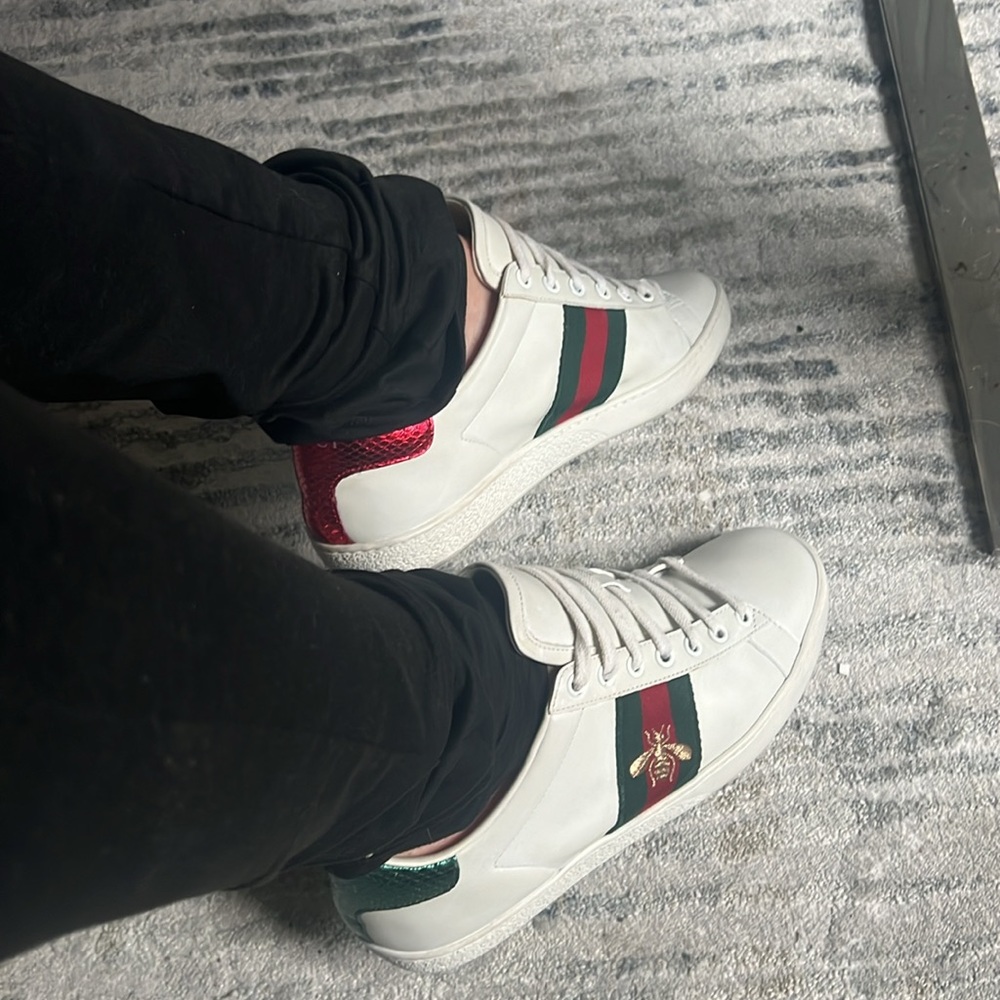 SOLD 🤩✨Gucci tennis shoes Ace bee size 38  fit US 9